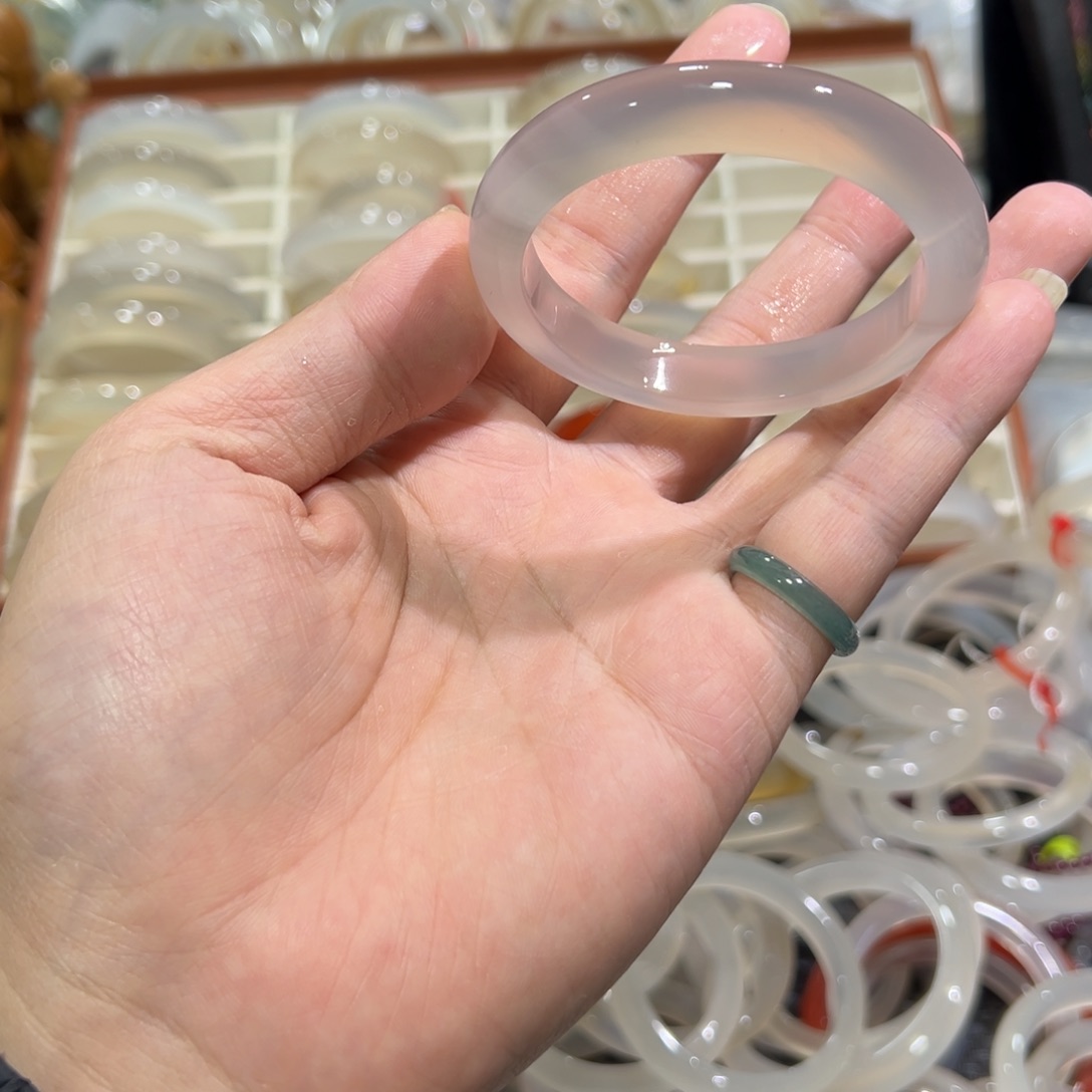 玛瑙/玉髓未镶嵌手镯55圈微瑕47