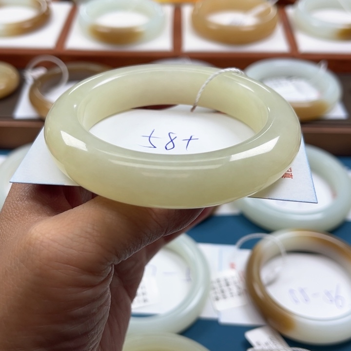 和田玉手镯未镶嵌曹*大