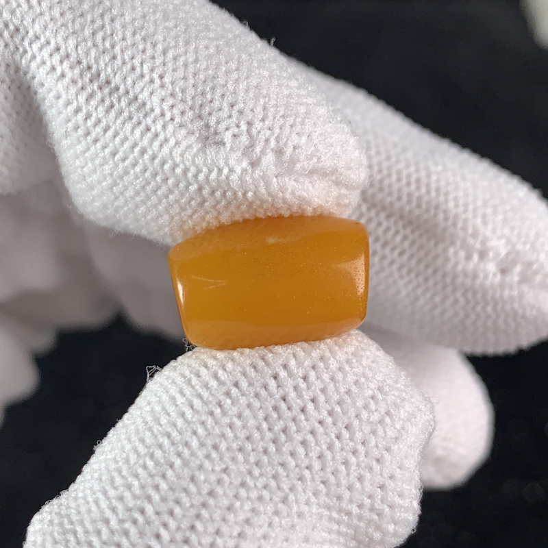 Q1046保真原矿俄料尺寸9.4*14.5mm蜜蜡单颗马蹄斜切顶珠微瑕放漏