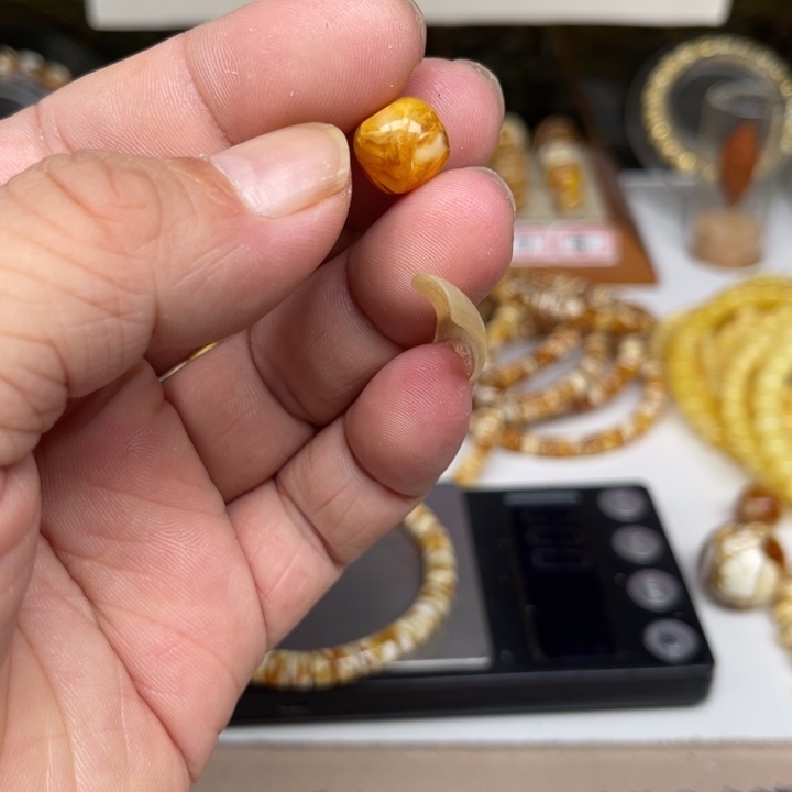 琥珀未镶嵌裸石66号