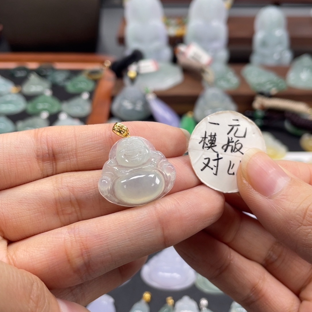 无***瑰翡翠未镶嵌颈饰佛公