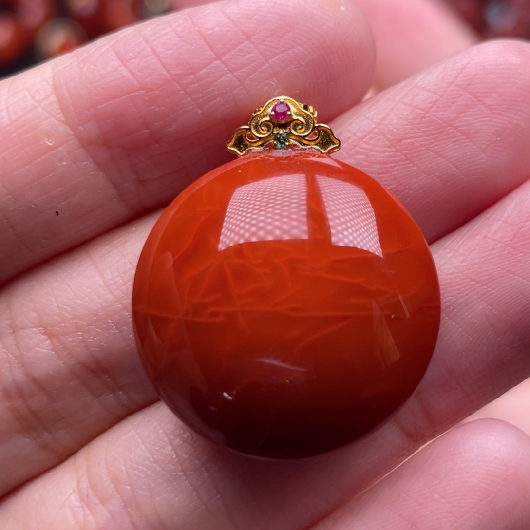 南红玛瑙18K金镶嵌珠宝奇石圆牌吊坠