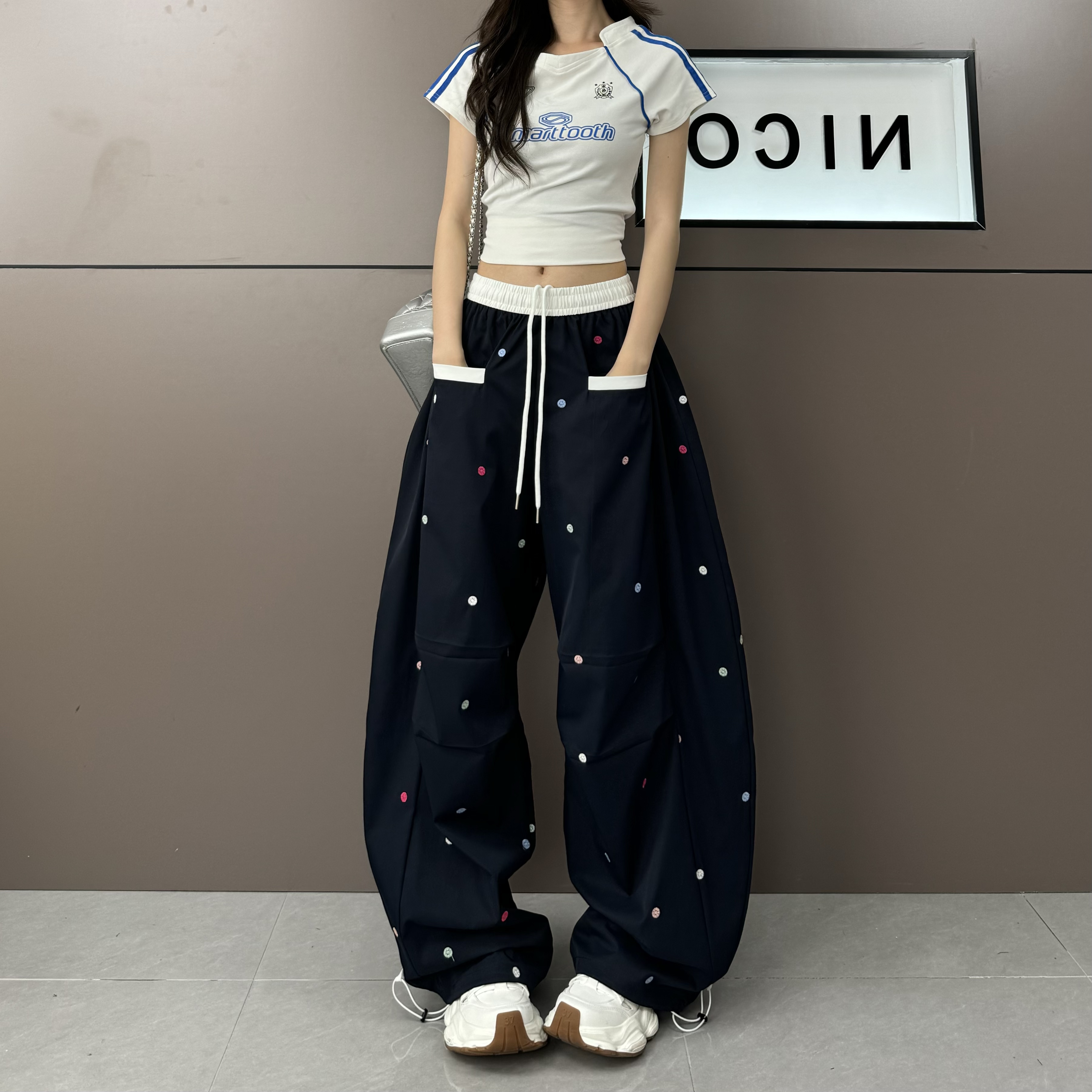 2025年夏季新款时尚满身刺绣重工阔腿弯刀拖地休闲裤7867-1