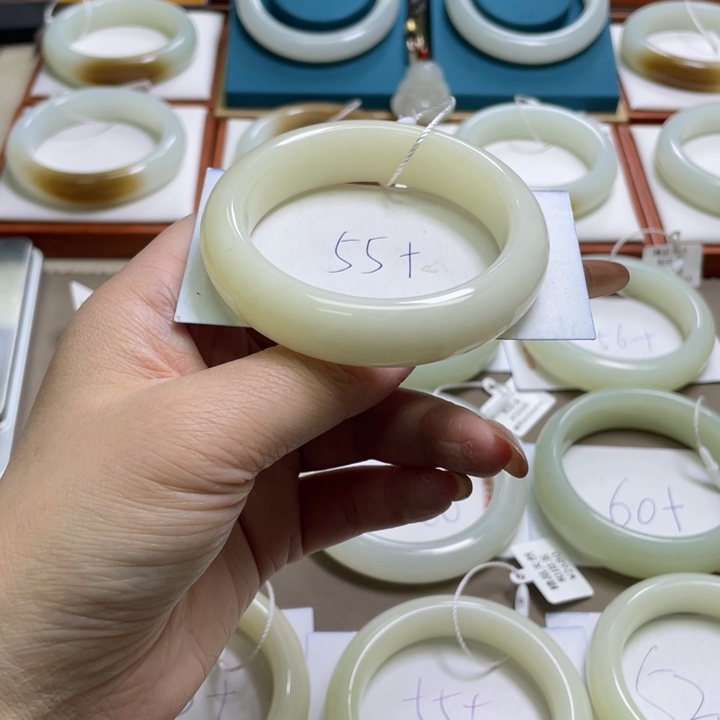 和田玉未镶嵌手镯