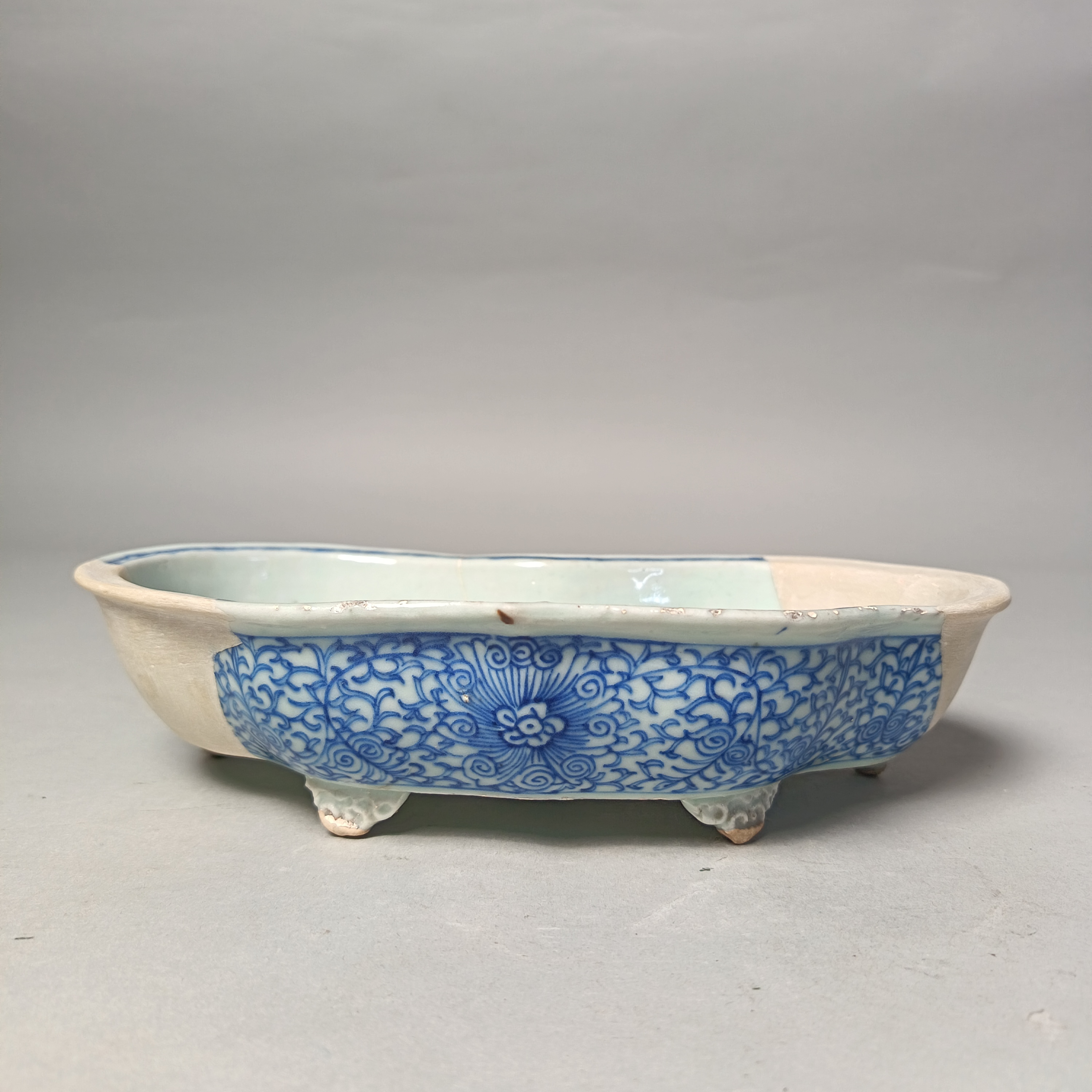 【010022723】清中晚期 青花缠枝花如意水仙盆