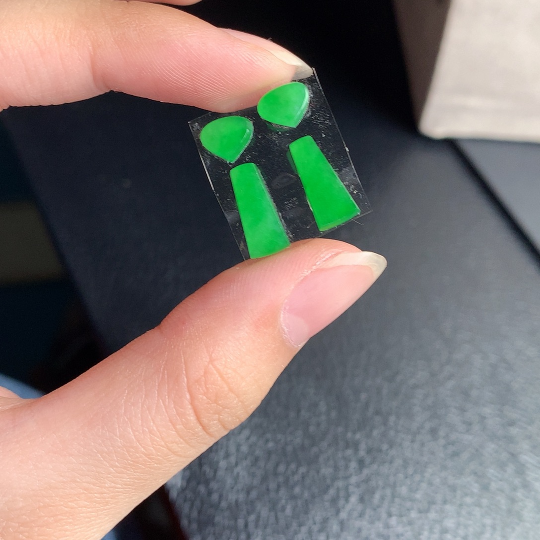 翡翠裸石缅甸天然A货翡翠阳绿耳钉料