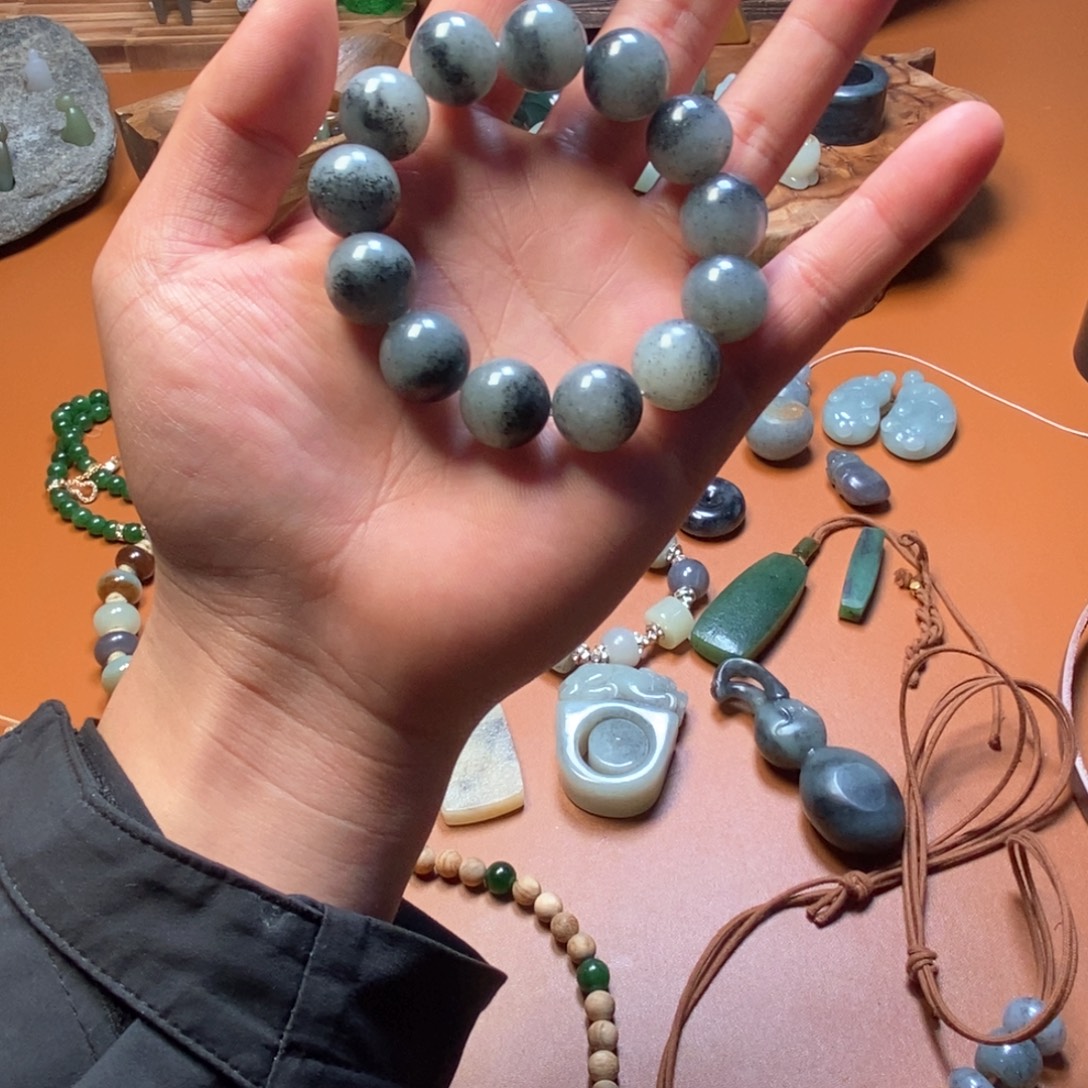 在***里和田玉未镶嵌颈饰