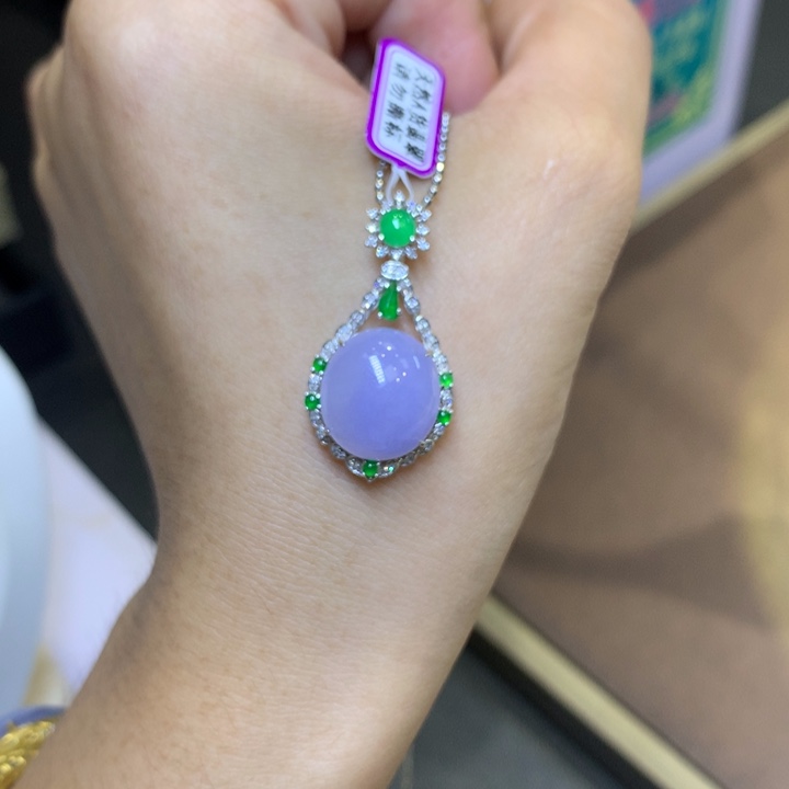 招***儿颈饰18K金镶嵌翡翠
