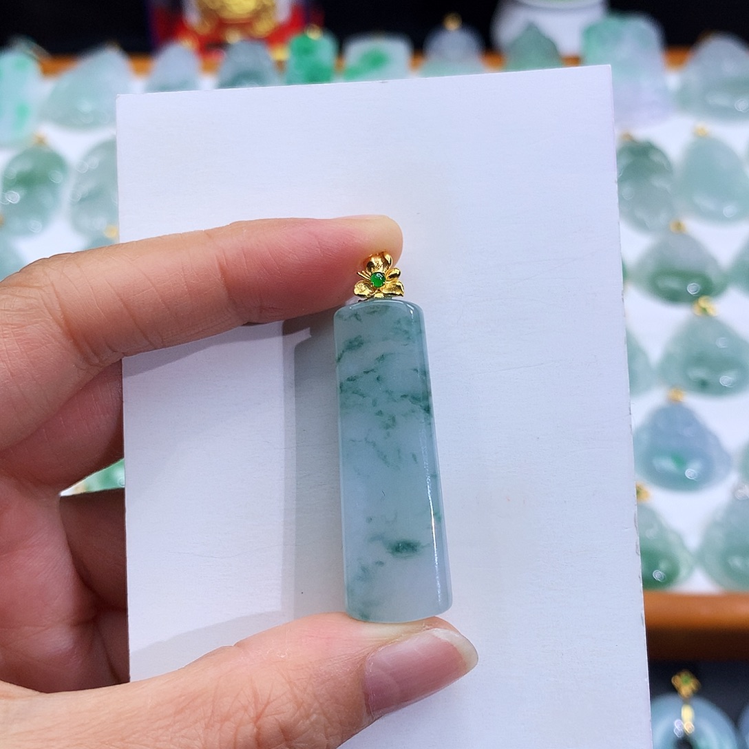 翡翠18K金镶嵌颈饰翡翠吊坠