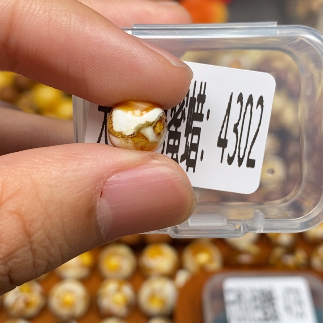 蜜蜡未镶嵌珠宝奇石4302