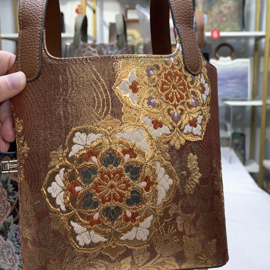 织绣新年快乐！蛇年大吉！