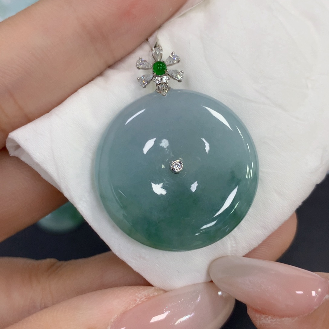 颈饰18K金镶嵌翡翠