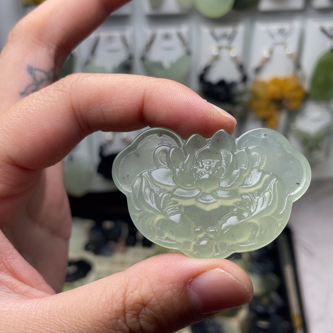 悲****岫玉未镶嵌颈饰花锁