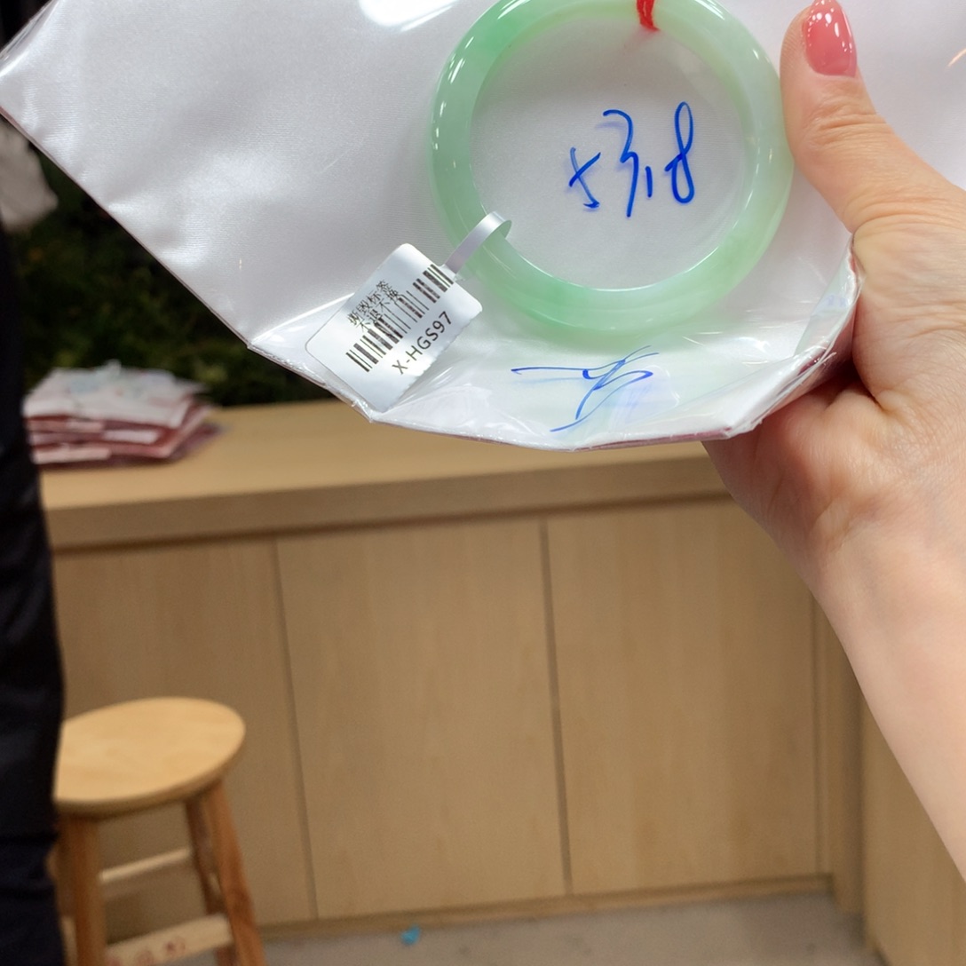 翡翠手镯未镶嵌不退不换