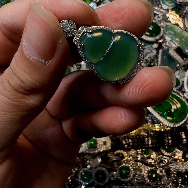 翡翠颈饰未镶嵌天然A货翡翠放漏