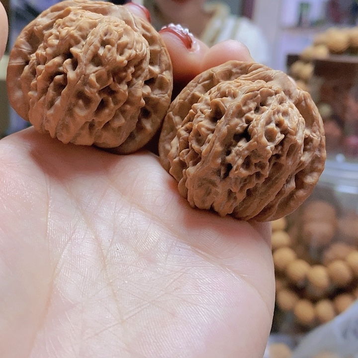 【闪购商品】文玩核桃把件41.5红皮满天星