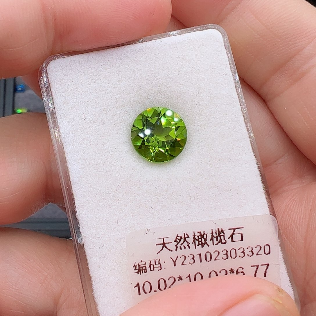 橄榄石4.5克拉圆10裸石未镶嵌