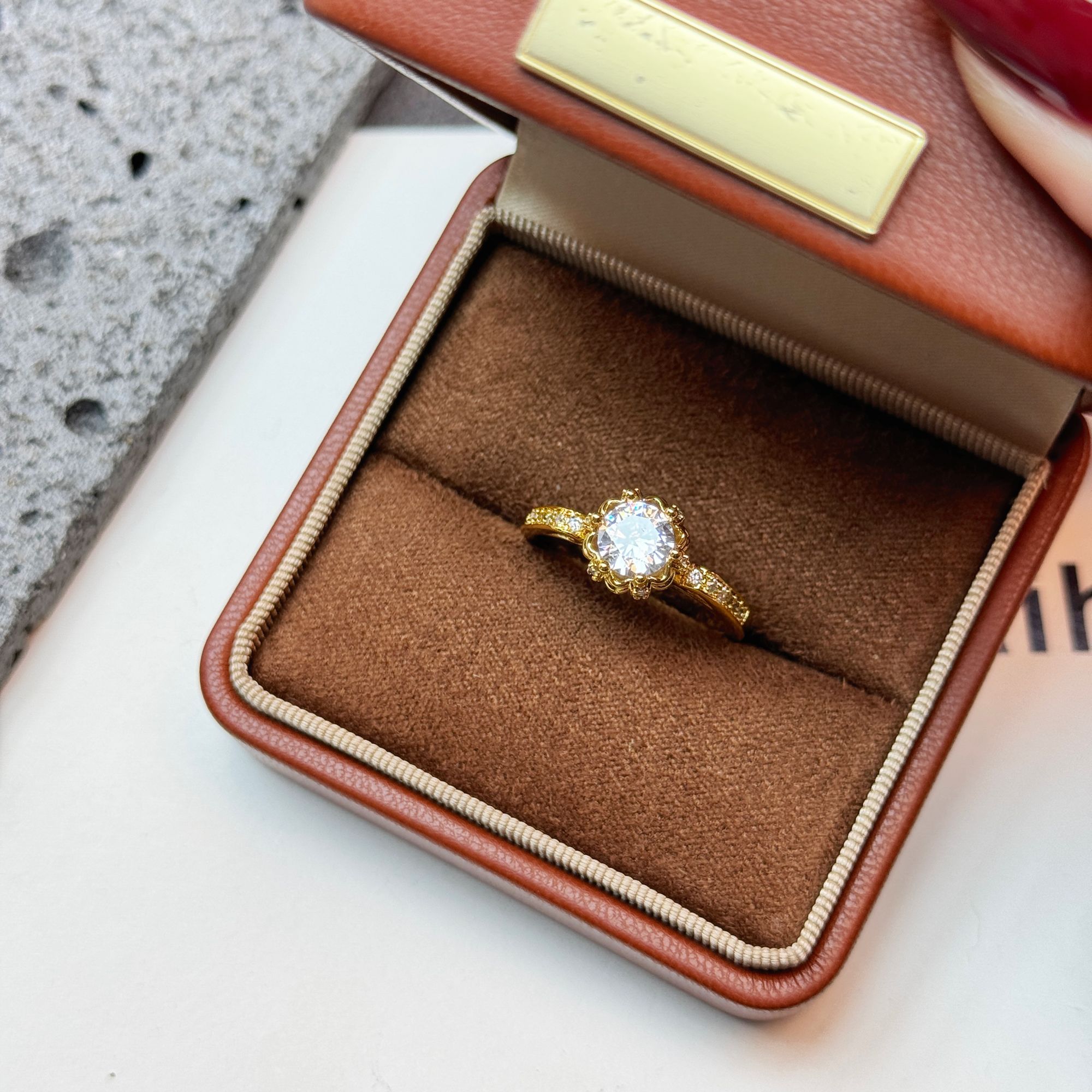  17273在逃公主手捧花戒指