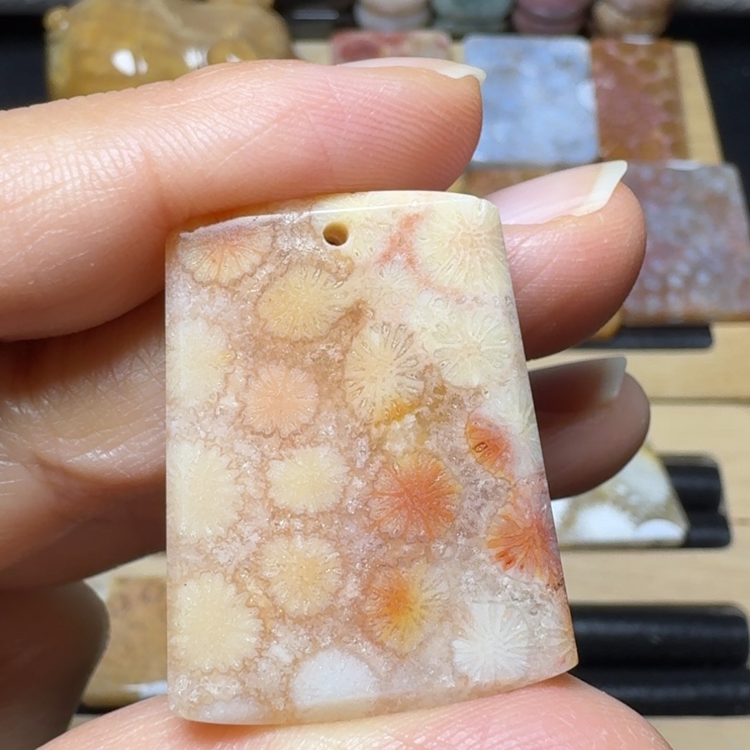 硅化玉彩彩的甜美水 晶花未镶嵌