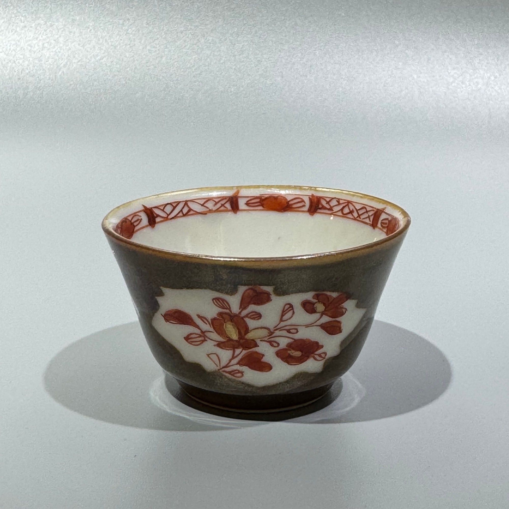 QW2-3清康熙·外酱釉开窗矾红花卉纹杯【古董拍卖】