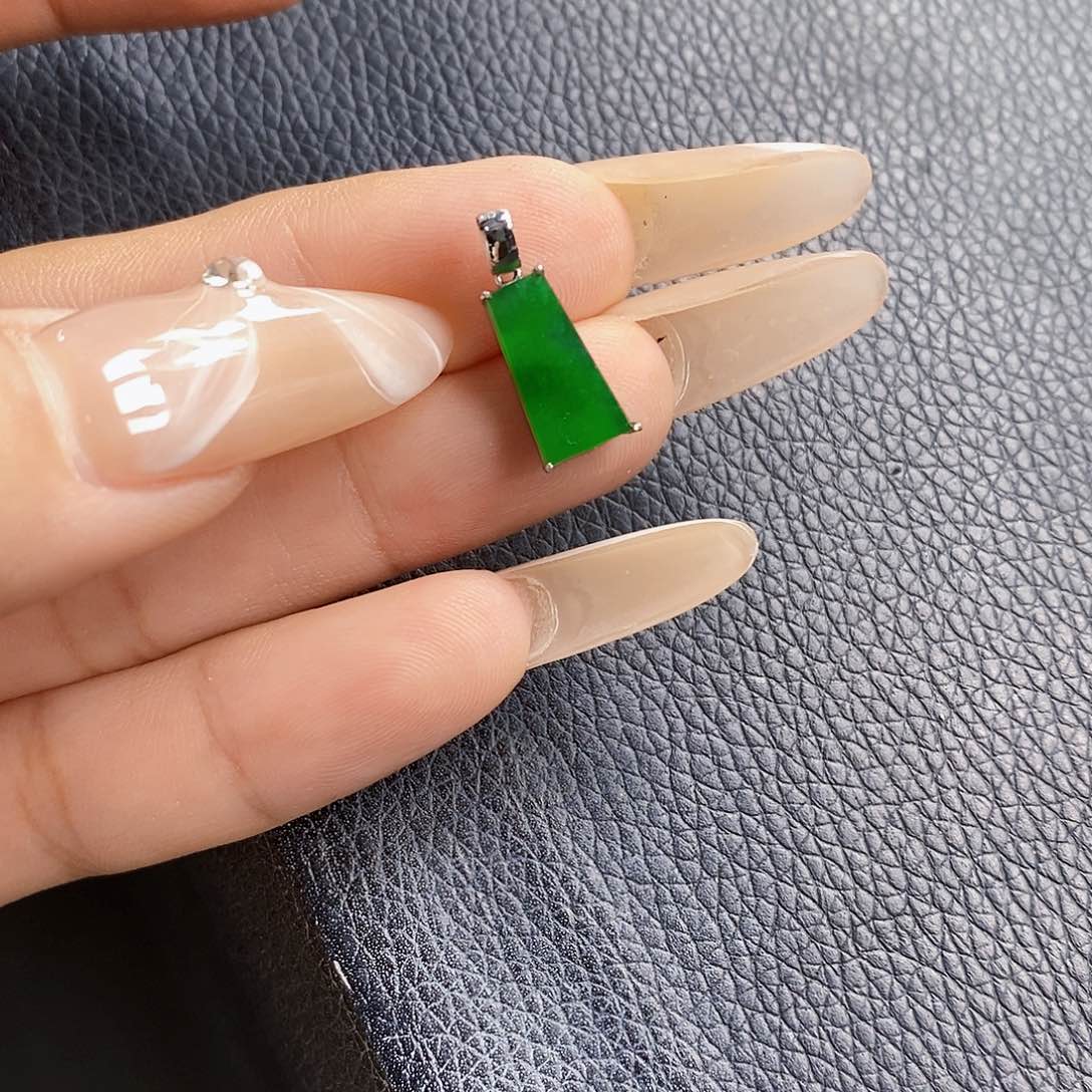 钰****翡翠18K金镶嵌颈饰翡翠