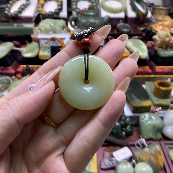 颈饰未镶嵌岫岩老玉（透闪石质玉）