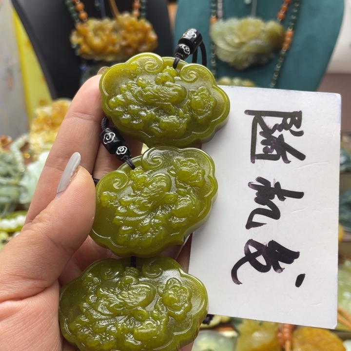 蛇纹石玉未镶嵌颈饰