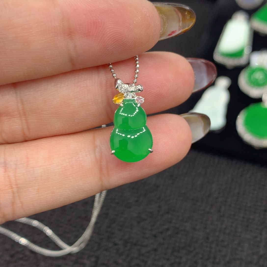 颈饰18K金镶嵌翡翠葫芦