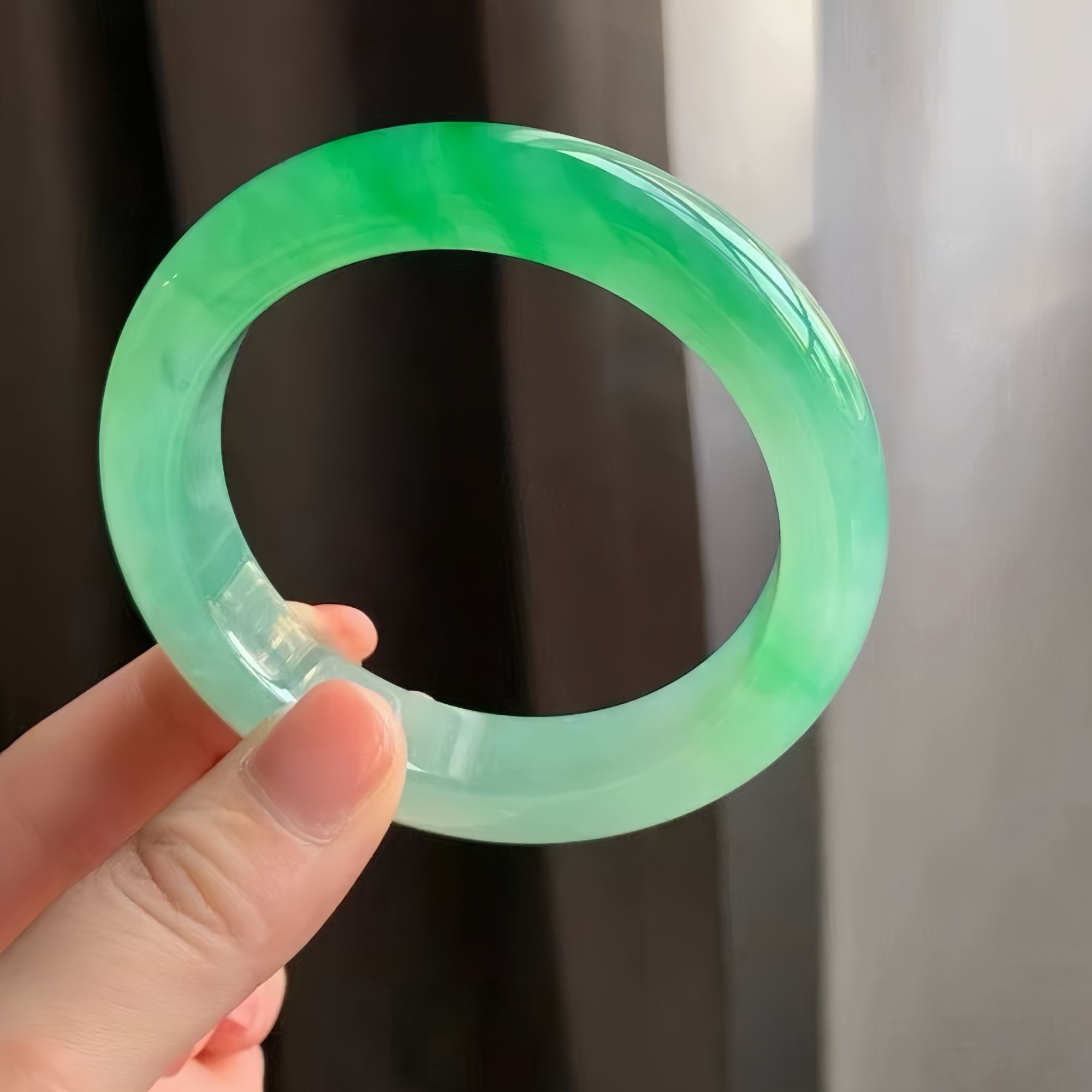 精美飘花翡翠手镯