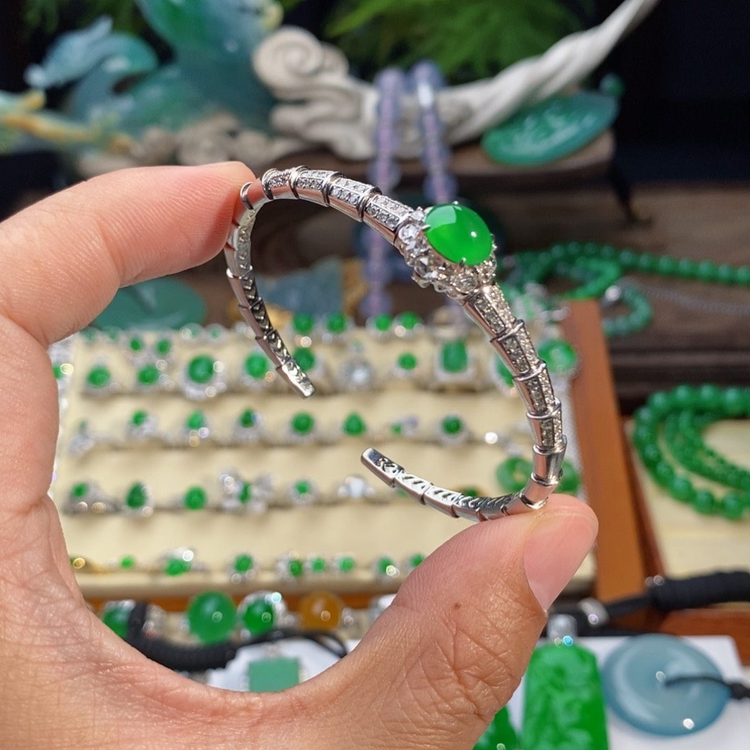 翡翠手镯18K金镶嵌冰阳绿蛋面手镯