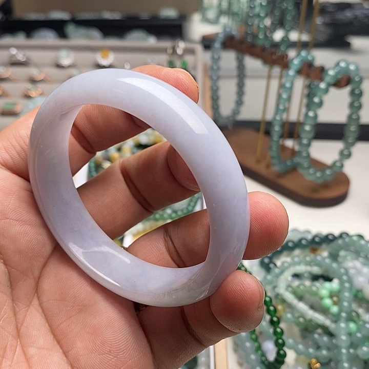 翡翠未镶嵌挂件带点紫底53圈口的手镯