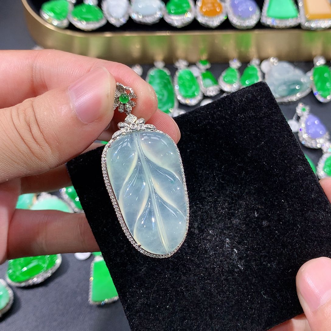 翡翠18K金镶嵌颈饰