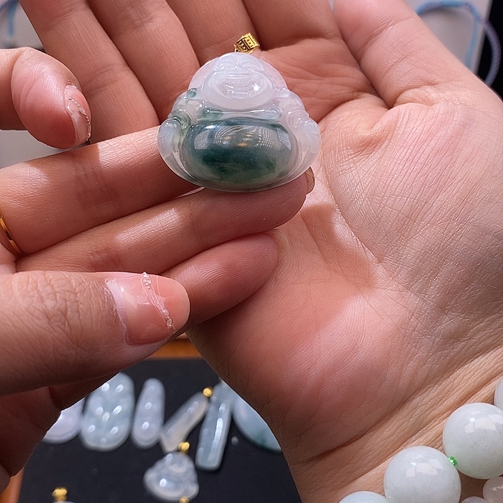 一***花翡翠未镶嵌颈饰佛公