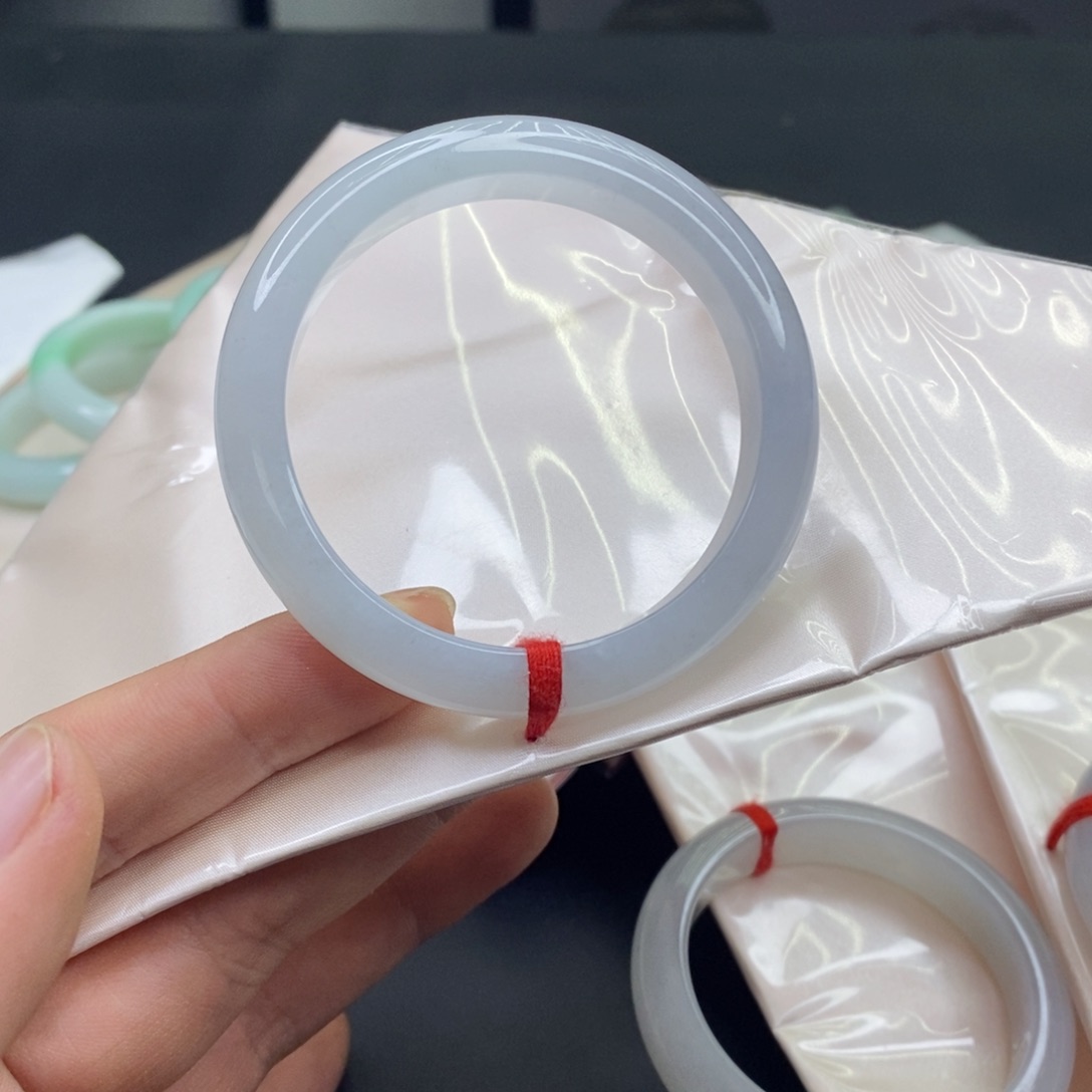 翡翠手镯未镶嵌可*；