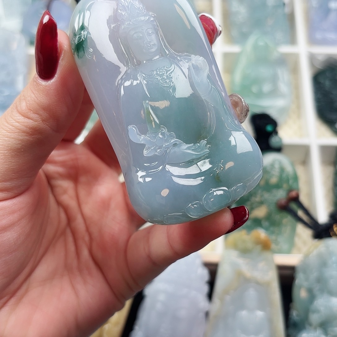 翡翠颈饰未镶嵌小**事观音