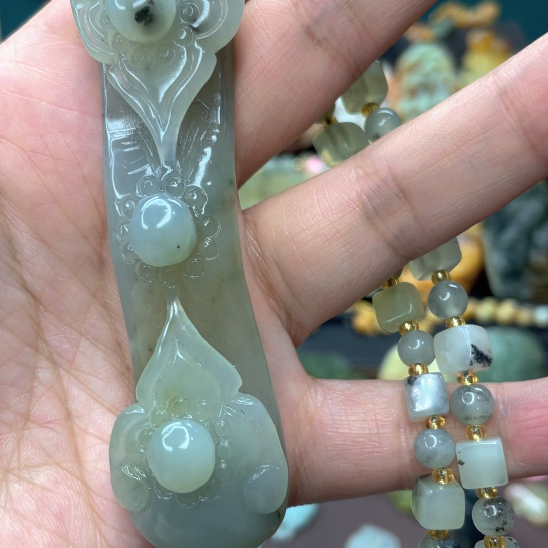 蛇纹石玉颈饰未镶嵌