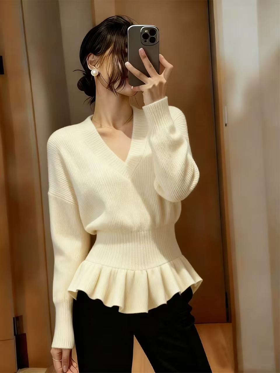 Y262韩系穿搭米白色v领长袖针织衫女秋冬宽松慵懒收腰毛衣上衣