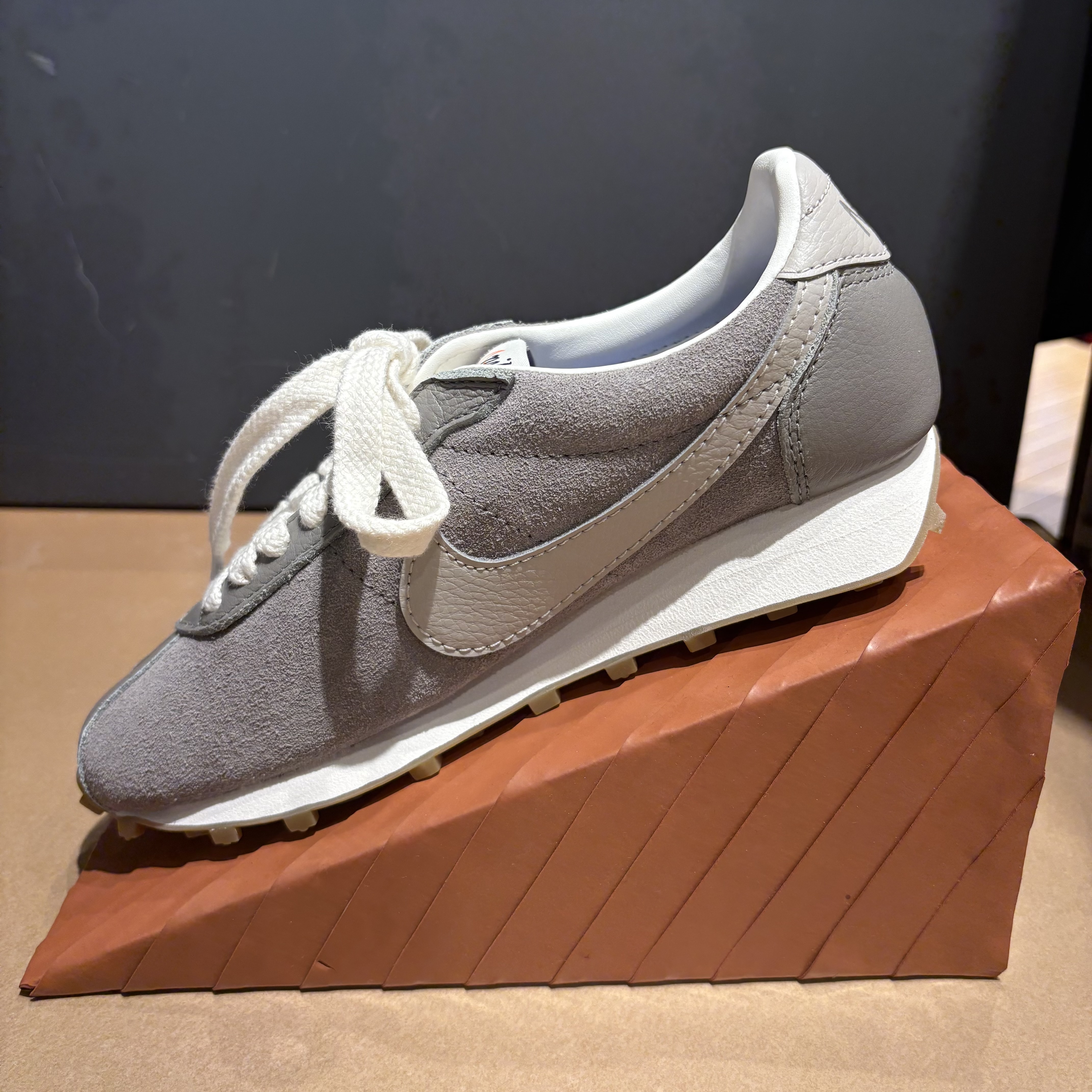 【耐克/双旦礼】NIKE女子灰色低帮休闲鞋华夫鞋IO9596-001