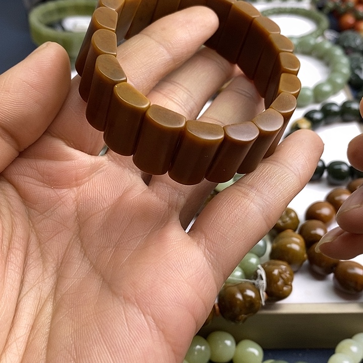 未镶嵌透闪石质玉珠宝奇石义