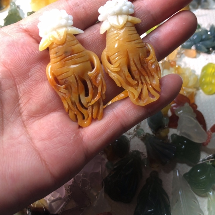 蛇纹石玉未镶嵌耳坠