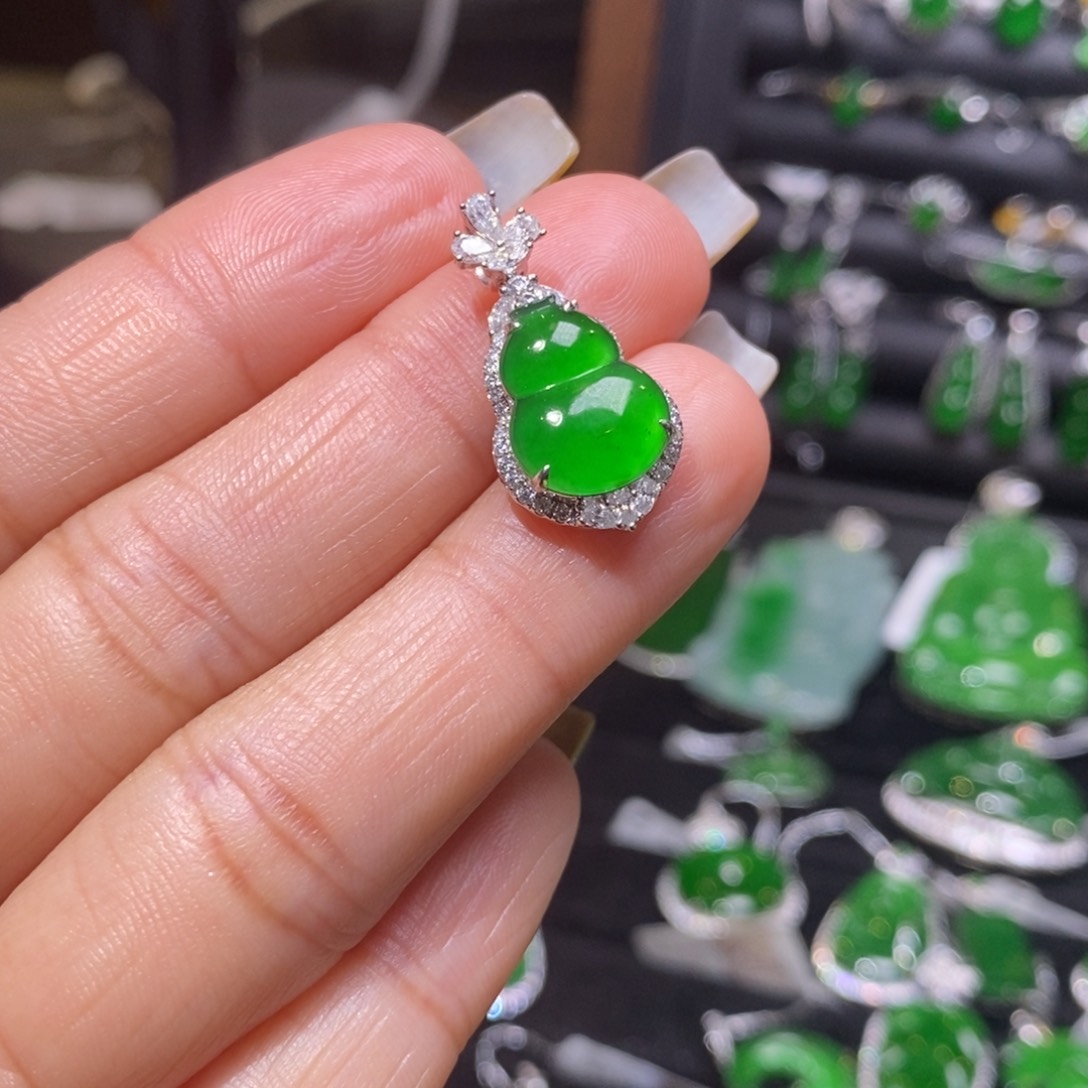 翡翠颈饰18K金镶嵌葫芦吊坠