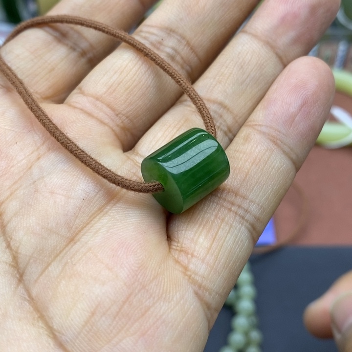 挽***手和田玉未镶嵌吊坠(不含链)