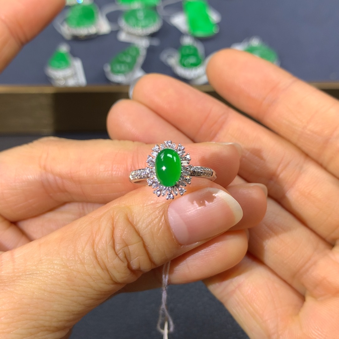 翡翠戒指18K金镶嵌翡翠