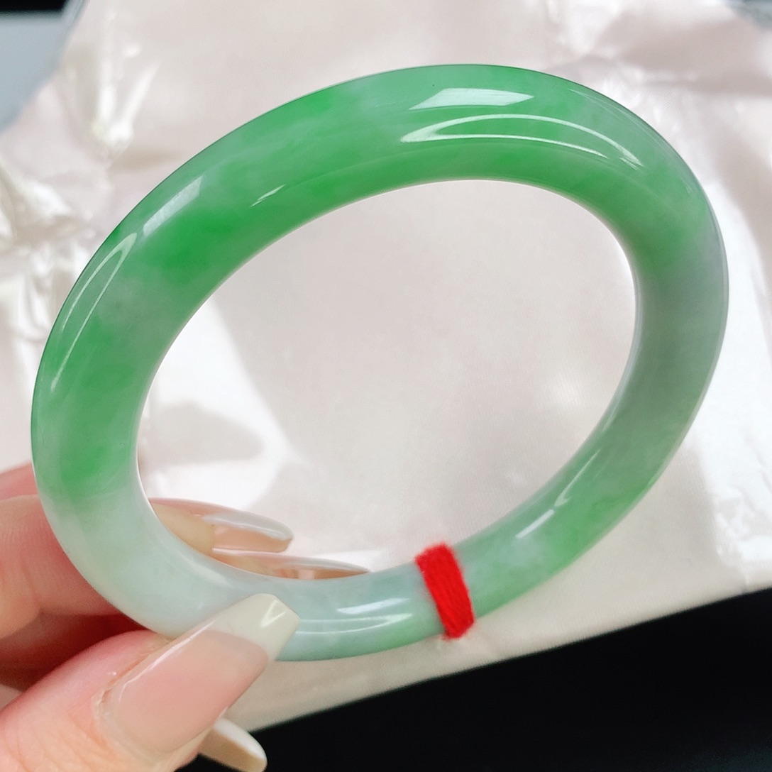 翡翠手镯未镶嵌56圈