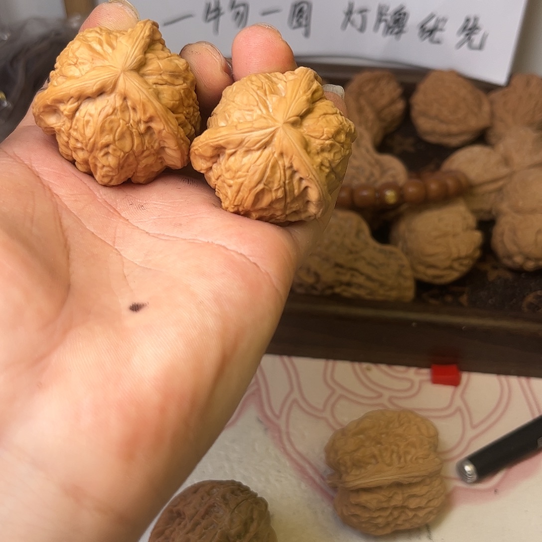 逢***戏文玩核桃吊坠三棱