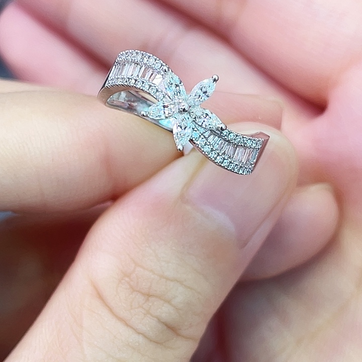 18K金镶嵌戒指/指环钻石