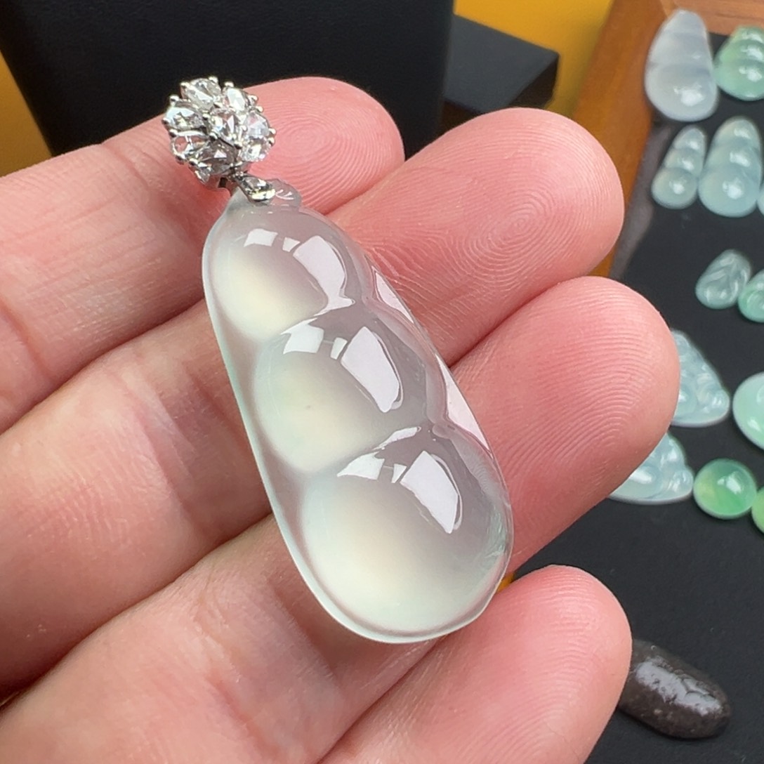 翡翠颈饰18K金镶嵌豆子33.3