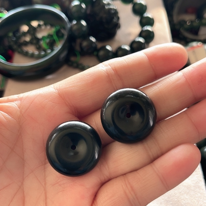 蛇纹石玉未镶嵌颈饰