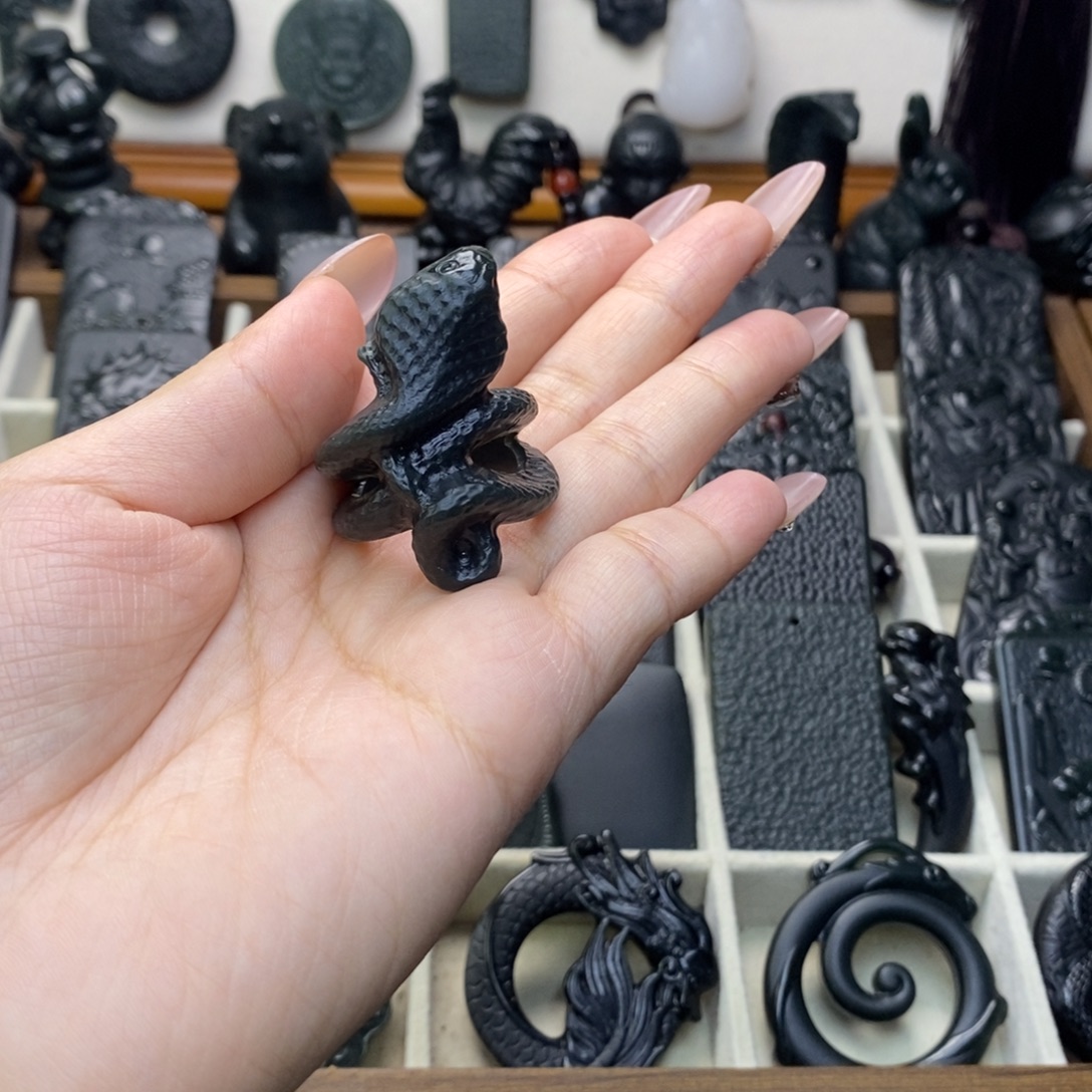 吴***业和田玉未镶嵌颈饰