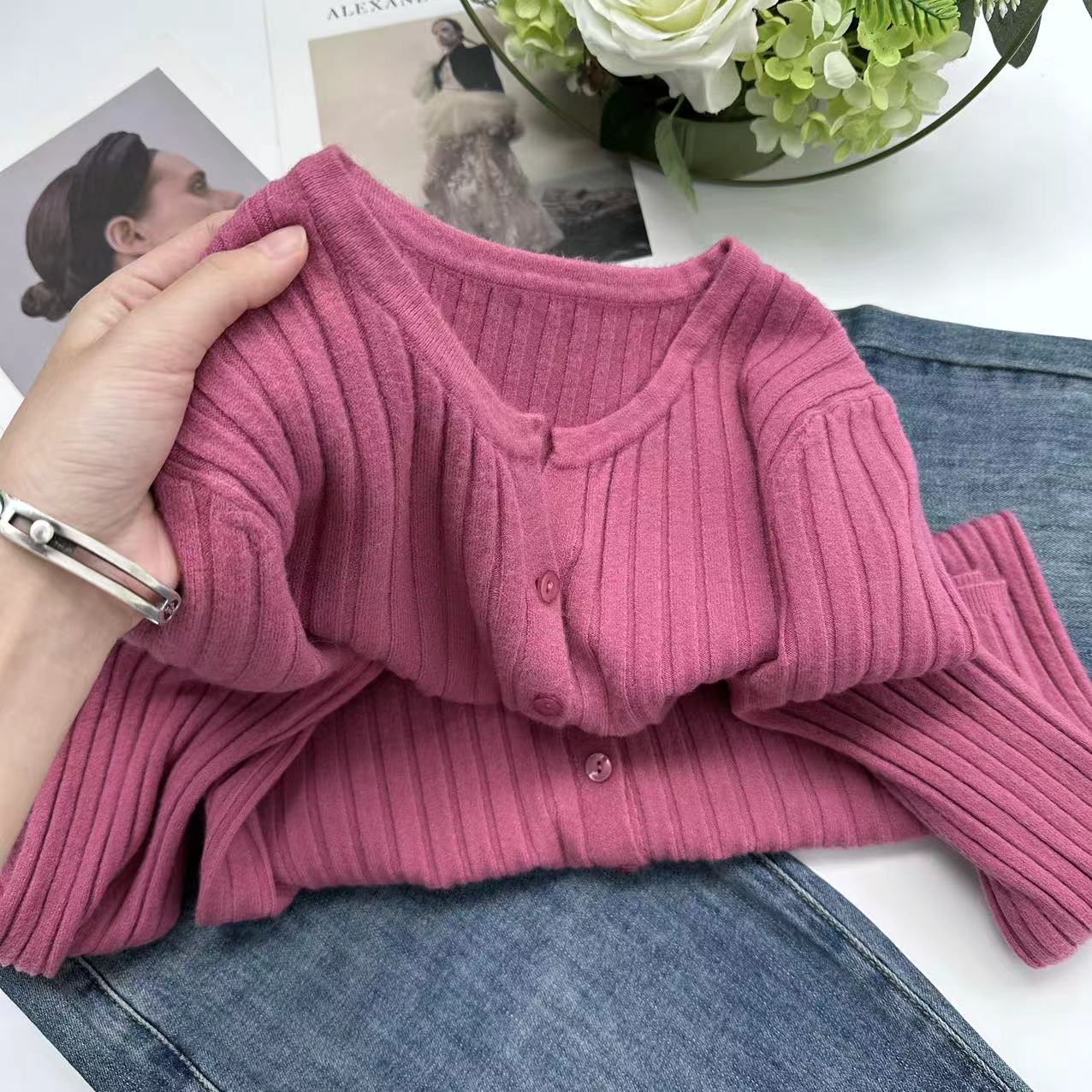 冬款开衫 复古竖坑条毛衣女Y5311玫红